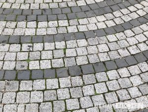 granite cobblestone size 10x10x5 cm. for driveway and high traffic area